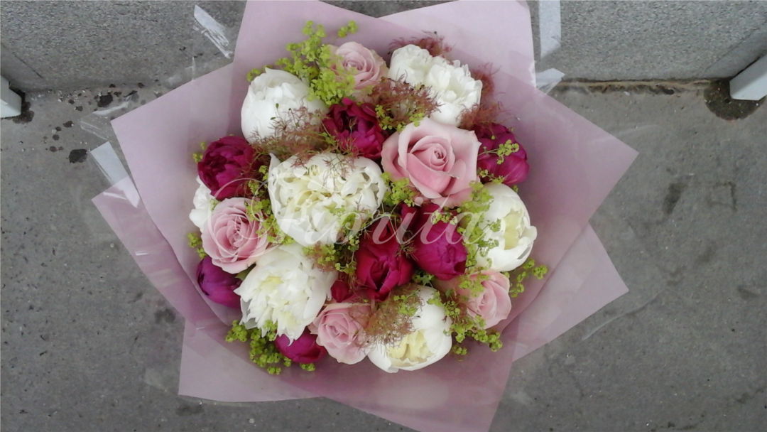 kvetiny-praha-kytice-malinove-pivonky-ruze