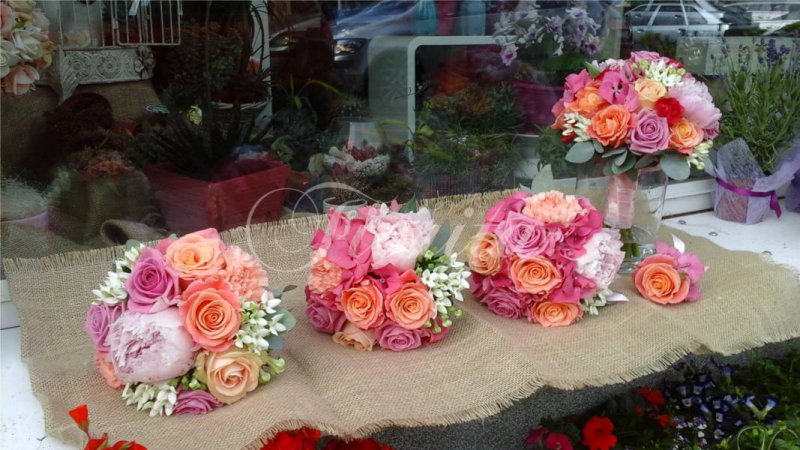 kvetiny-praha-svatebni-kytice-hortenzie-ruze-bouvardie-pivonky-karafiaty-4