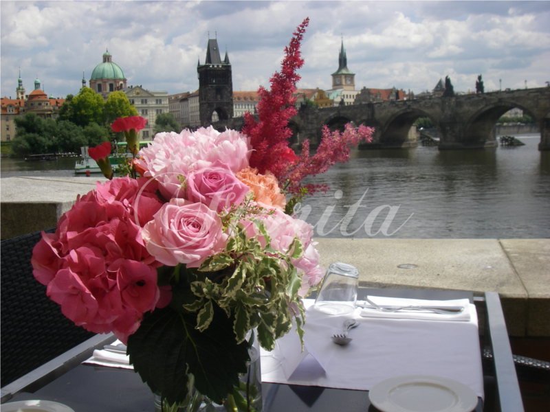 kvetiny-praha-svatebni-stolni-dekorace-cechrava-hortenzie-ruze-bouvardie-pivonky-karafiaty-11