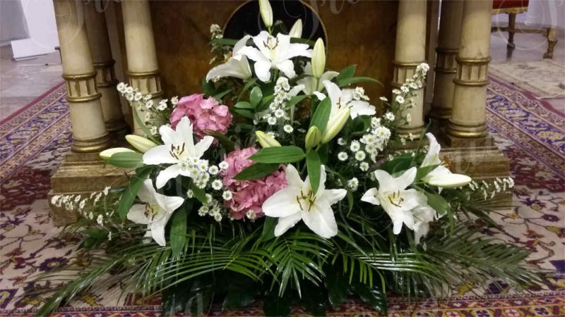 svatba-v-kostele-svateho-krize-praha-kvetinova-vyzdoba-hortenzie-lilie-astry-6