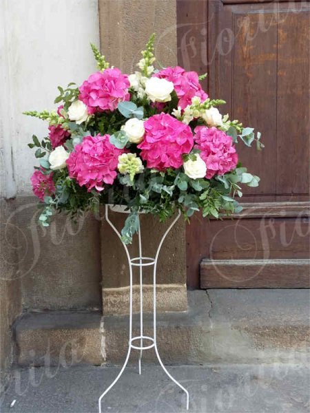 svatba-v-kostele-svateho-krize-praha-kvetinova-vyzdoba-hortenzie-ruze-hledik-3