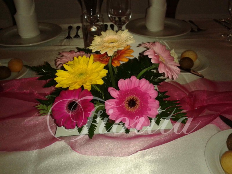 svatebni-floristika-dekorace-stolu-gerbery-2