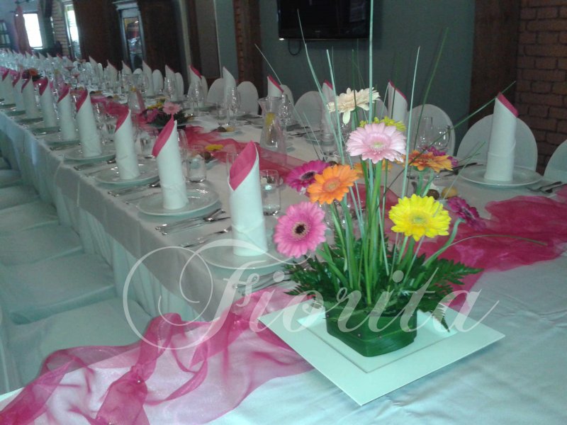 svatebni-floristika-dekorace-stolu-gerbery-4