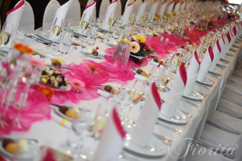 svatebni-floristika-dekorace-stolu-gerbery-5