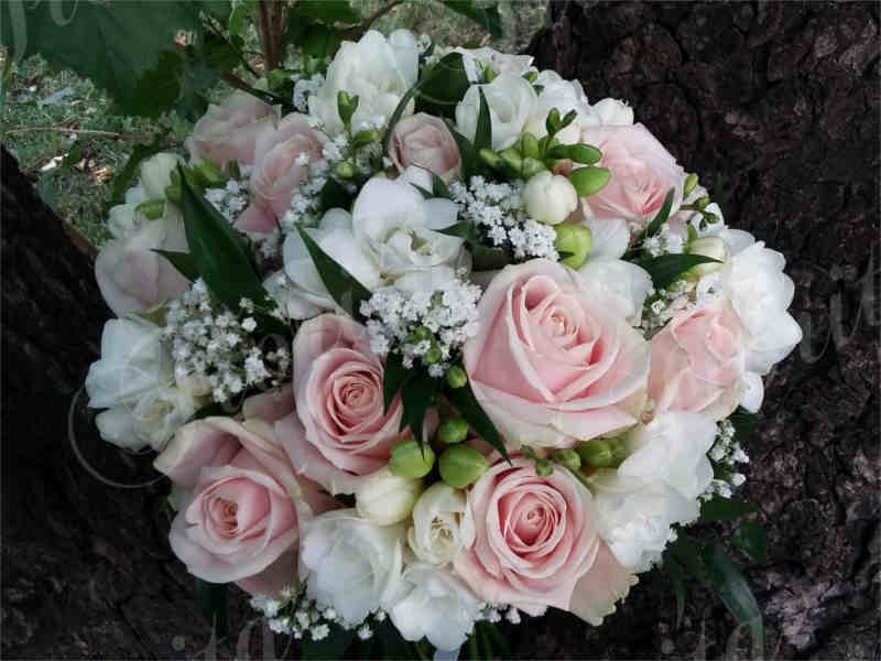kvetinarstvi-praha-svatebni-kytice-ruze-frezie-nevestin-zavoj-1