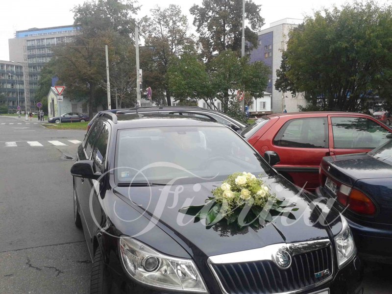 svatebni-floristika-kvetinova-vyzdoba-svatebniho-auta-ruze-1