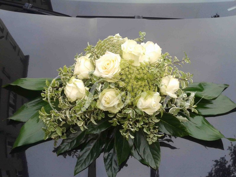svatebni-floristika-kvetinova-vyzdoba-svatebniho-auta-ruze-2