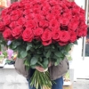 100 длинных красных роз