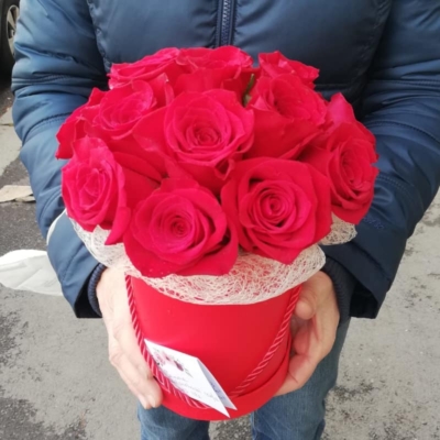 15 rote Rosen in einer Schachtel
