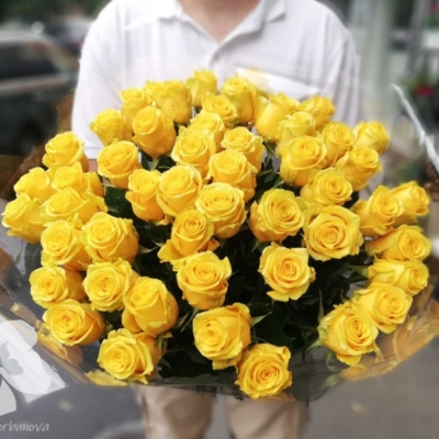 50 длинных желтых роз