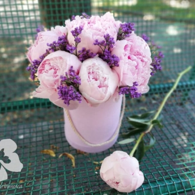 Box with 9 peonies and limonium