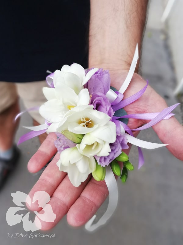 Svatební kytice: kaly, fialy, eustomy
