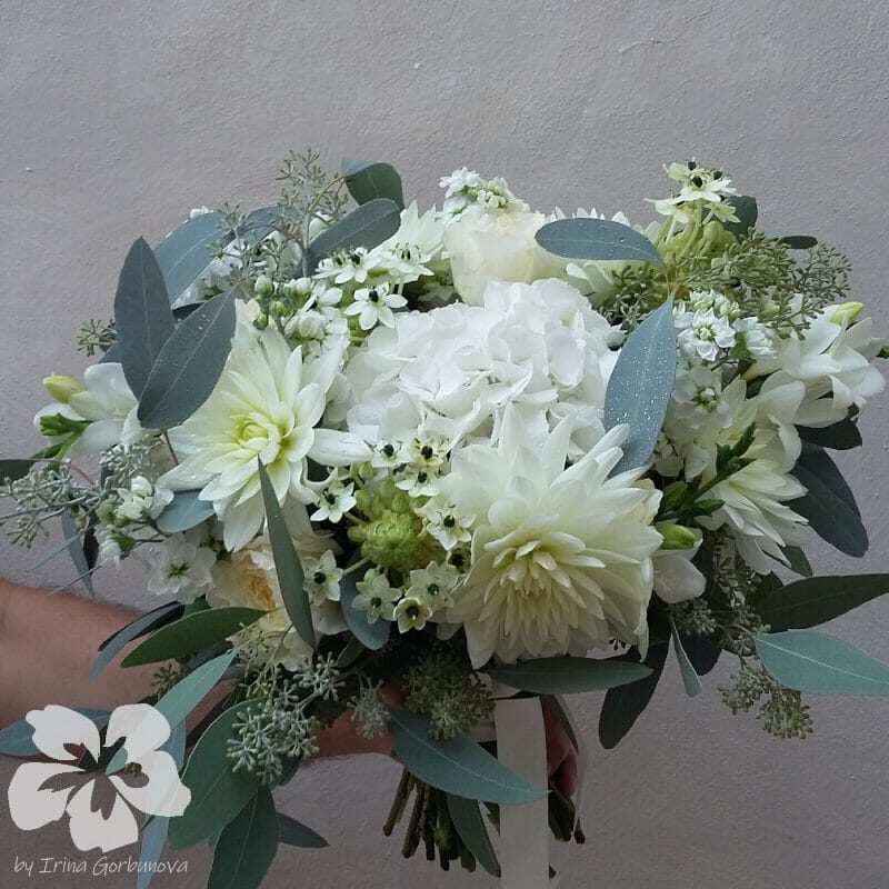 Bílá kytice nevěsty s hortenziemi