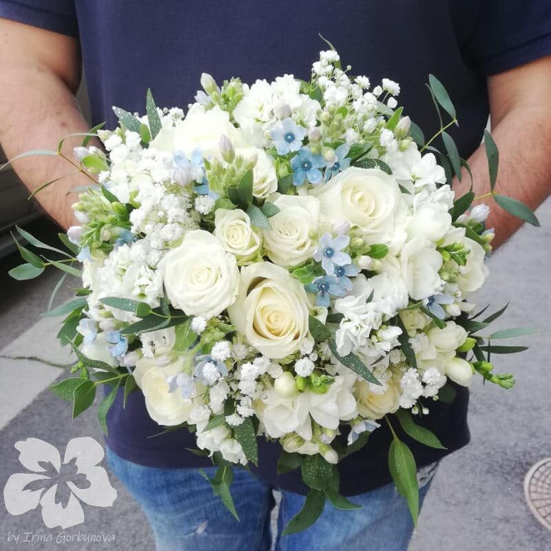 Бело-голубой свадебный букет с оксипеталумами • Fiorita • Květinářství v Praze