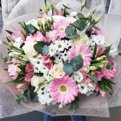Light pink bouquet with roses and gerberas