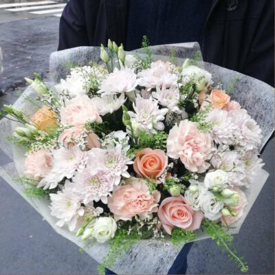 A white and pink bouquet R33
