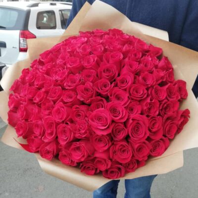 Kytice ze 101 dlouhých červených růží