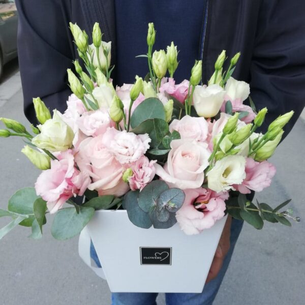 Krabice s růžemi a eustomami.