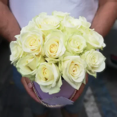 15 weiße Rosen in einer Schachtel