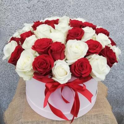 35 červených a bílých růží v krabici