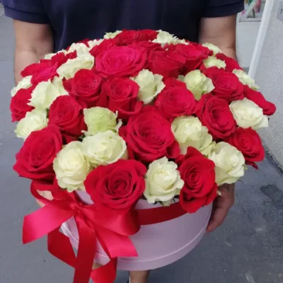 Krabice 50 červených a bílých růží