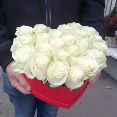 Srdce z bílých růží v krabici střední