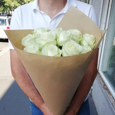 Strauß aus 11 langen weißen Rosen