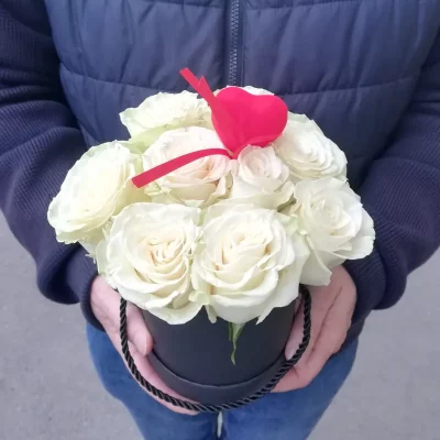 Коробка 9 белых роз