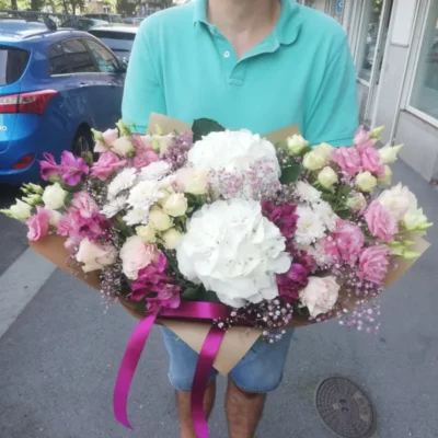 Bouquet with white hydrangeas H17